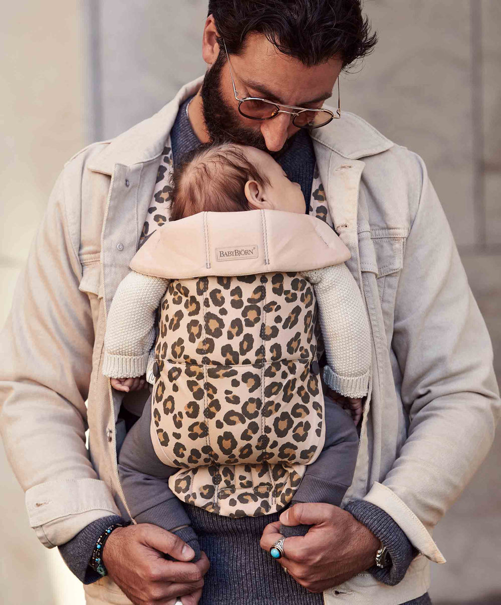 BabyBj?rn Baby Carrier One, Cotton, Beige Leopard, Count (Pack of 1) 通販 
