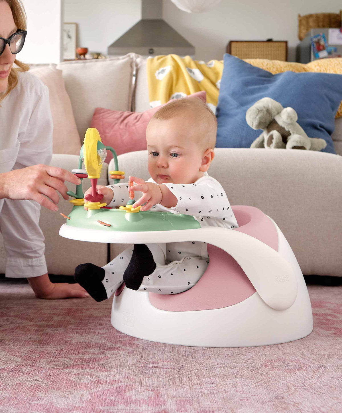 Infant outlet floor seat